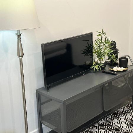 Modern Flat In Central Egham By Windsor Castle, Staines-Upon-Thames And Heathrow Airport エクステリア 写真