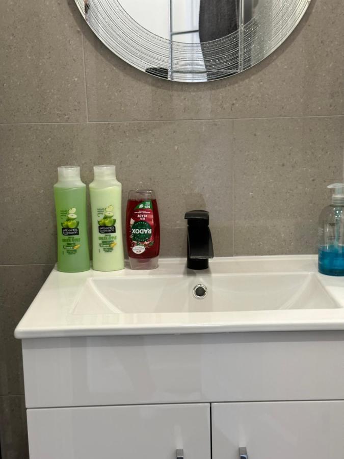 Modern Flat In Central Egham By Windsor Castle, Staines-Upon-Thames And Heathrow Airport エクステリア 写真