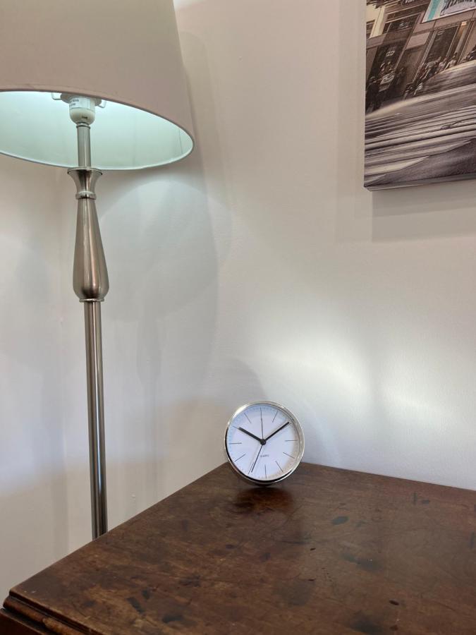 Modern Flat In Central Egham By Windsor Castle, Staines-Upon-Thames And Heathrow Airport エクステリア 写真