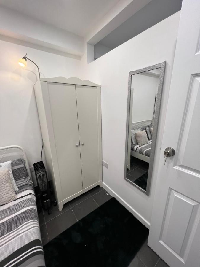 Modern Flat In Central Egham By Windsor Castle, Staines-Upon-Thames And Heathrow Airport エクステリア 写真