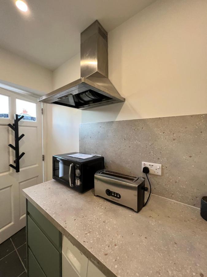 Modern Flat In Central Egham By Windsor Castle, Staines-Upon-Thames And Heathrow Airport エクステリア 写真