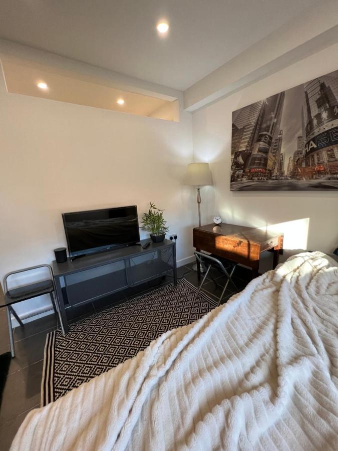 Modern Flat In Central Egham By Windsor Castle, Staines-Upon-Thames And Heathrow Airport エクステリア 写真