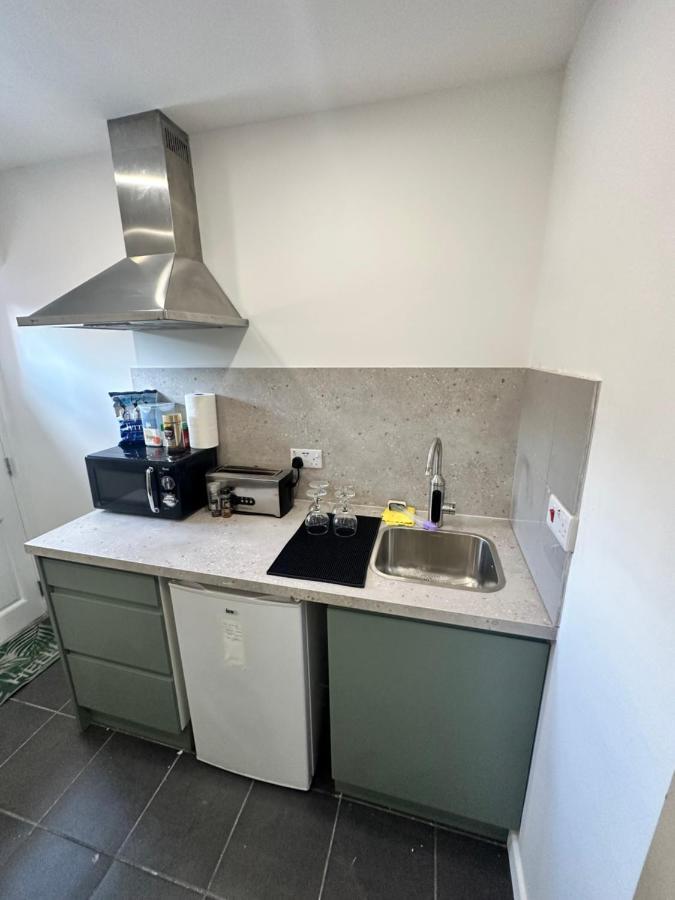 Modern Flat In Central Egham By Windsor Castle, Staines-Upon-Thames And Heathrow Airport エクステリア 写真