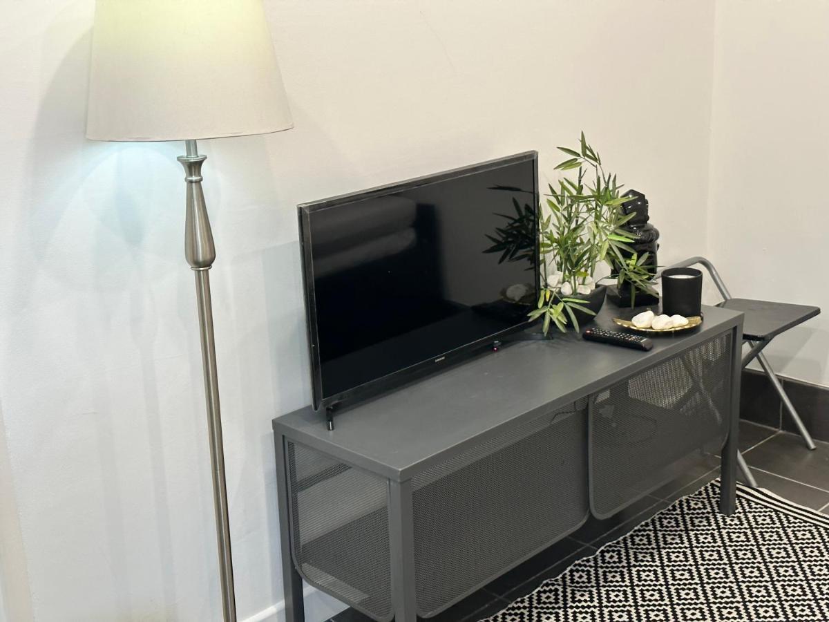Modern Flat In Central Egham By Windsor Castle, Staines-Upon-Thames And Heathrow Airport エクステリア 写真