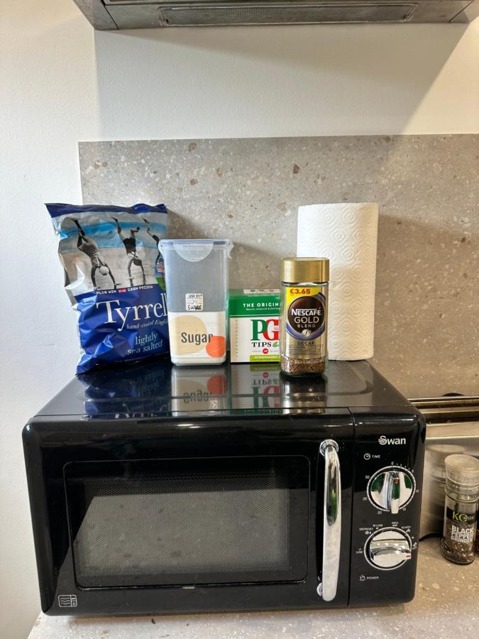 Modern Flat In Central Egham By Windsor Castle, Staines-Upon-Thames And Heathrow Airport エクステリア 写真