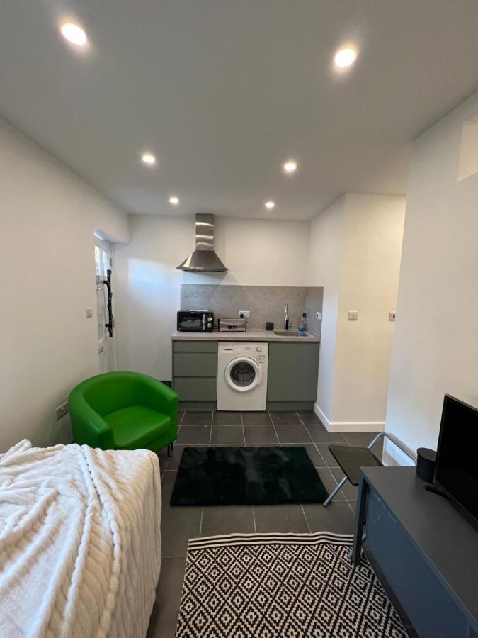 Modern Flat In Central Egham By Windsor Castle, Staines-Upon-Thames And Heathrow Airport エクステリア 写真