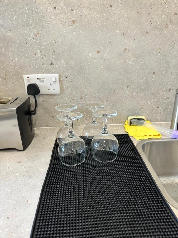 Modern Flat In Central Egham By Windsor Castle, Staines-Upon-Thames And Heathrow Airport エクステリア 写真