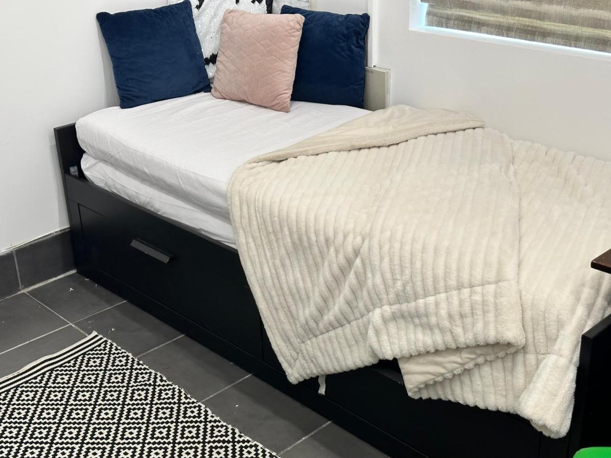 Modern Flat In Central Egham By Windsor Castle, Staines-Upon-Thames And Heathrow Airport エクステリア 写真