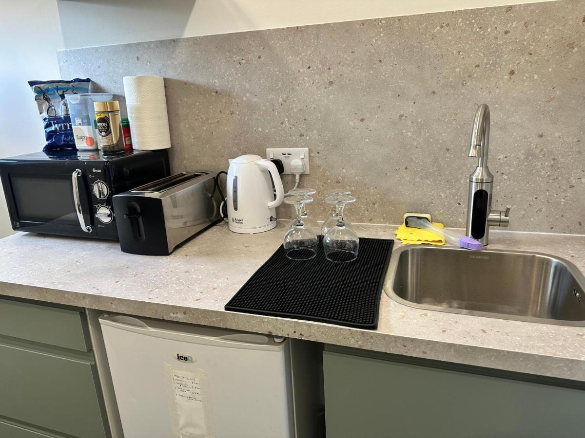 Modern Flat In Central Egham By Windsor Castle, Staines-Upon-Thames And Heathrow Airport エクステリア 写真