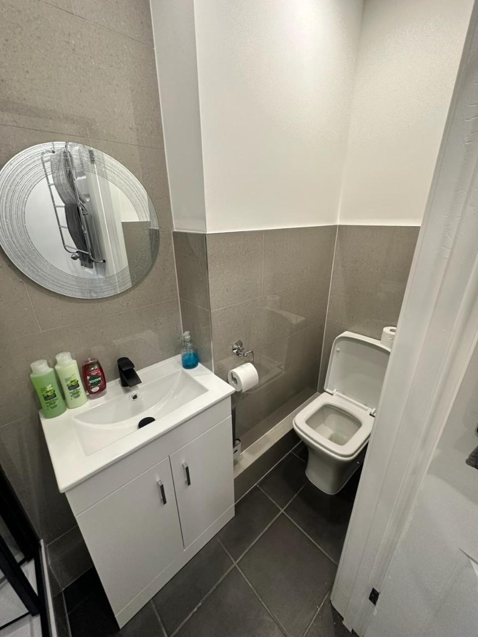 Modern Flat In Central Egham By Windsor Castle, Staines-Upon-Thames And Heathrow Airport エクステリア 写真