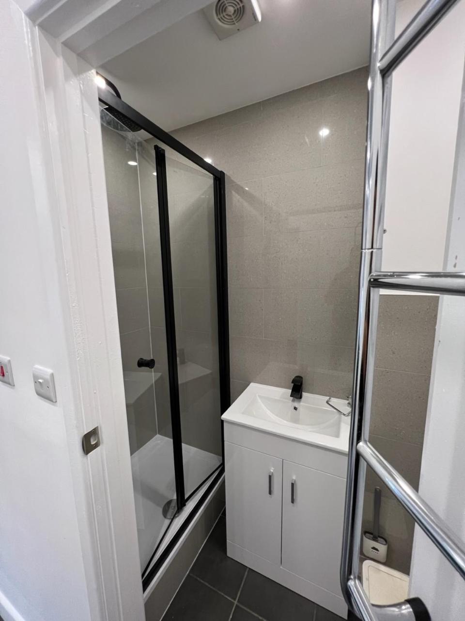 Modern Flat In Central Egham By Windsor Castle, Staines-Upon-Thames And Heathrow Airport エクステリア 写真