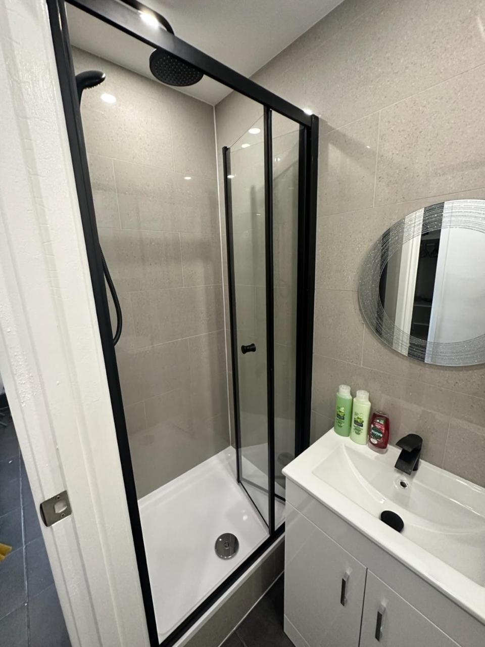 Modern Flat In Central Egham By Windsor Castle, Staines-Upon-Thames And Heathrow Airport エクステリア 写真